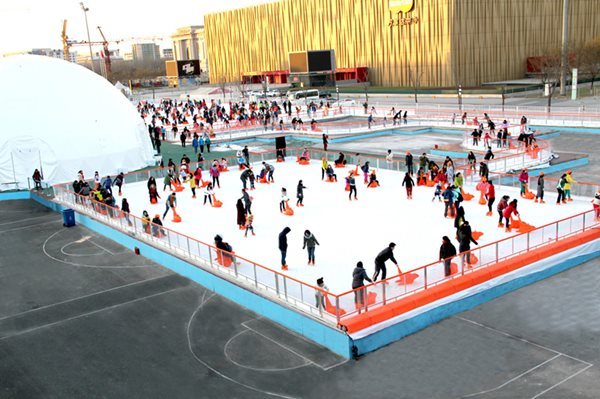 室外滑冰場的冰怎樣凍結的