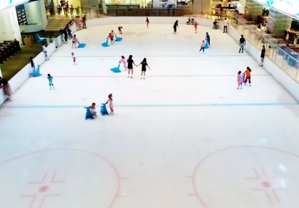 室外滑冰場的冰怎樣凍結的